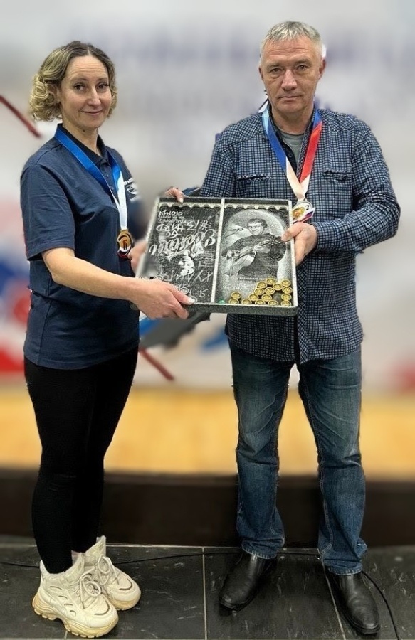 Дмитрий Бойко подарил федерации мраморную доску