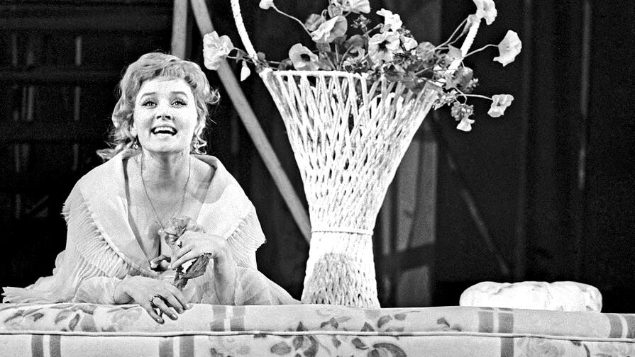 В спектакле "Невольницы" в 1966 году на сцене Театра им. Пушкина. В этом театре Вера Алентова прослужила шестьдесят лет!