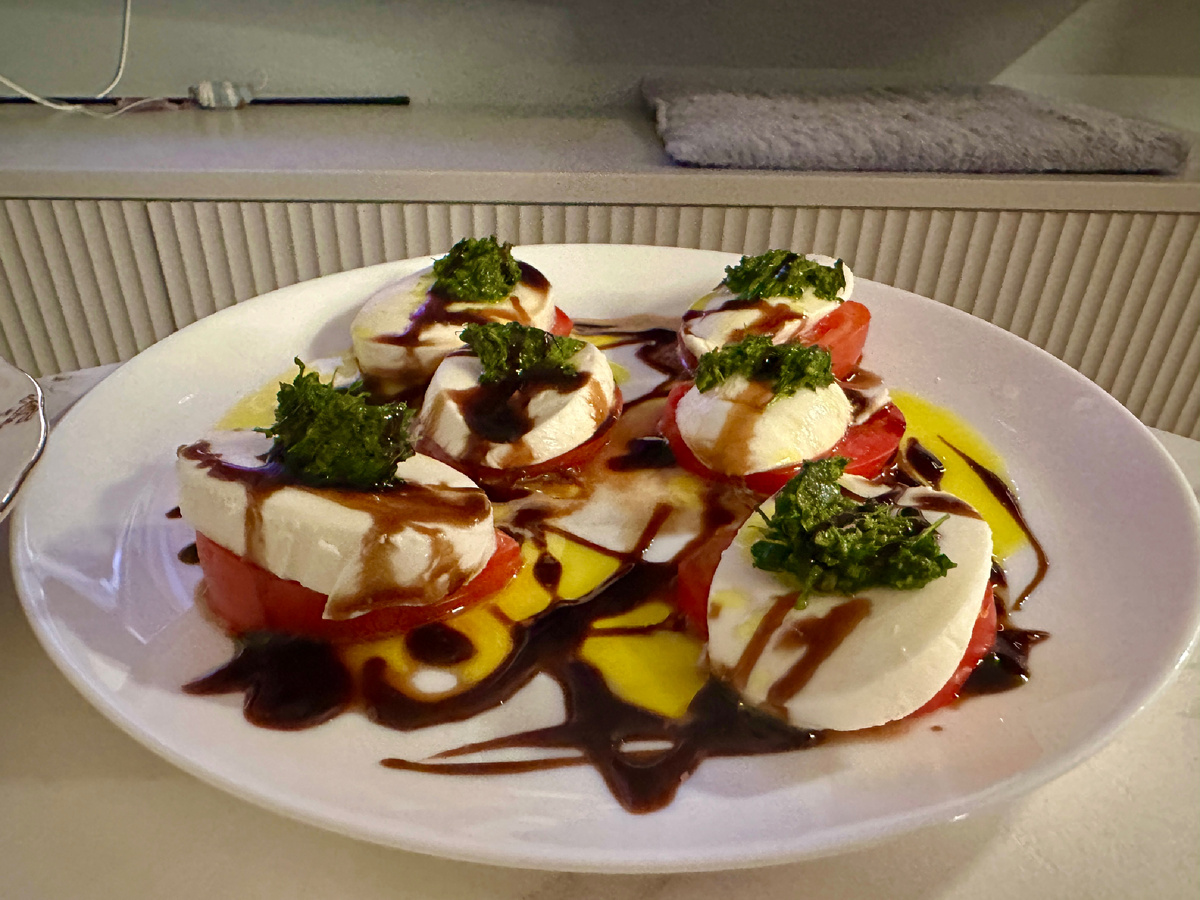 Салат Капрезе (моцарелла с помидорами, домашнее песто, масло, соус )