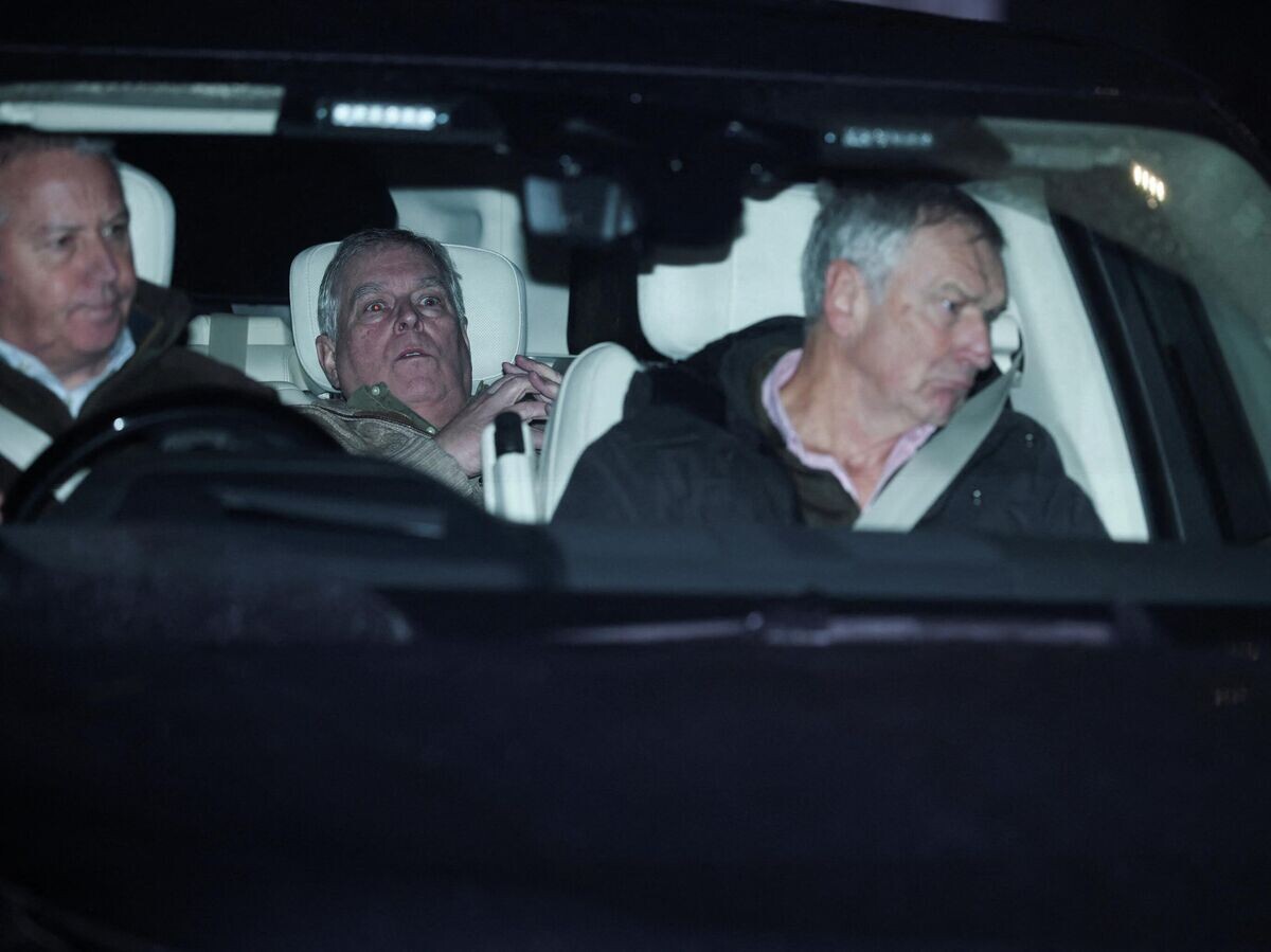    Принц Эндрю покидает полицейский участок в день своего ареста | © REUTERS / Phil Noble