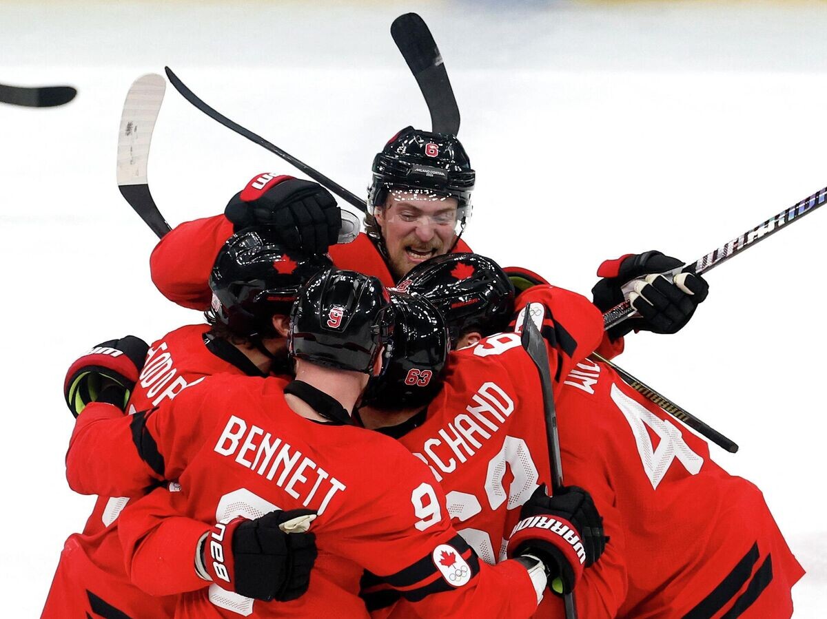    Хоккеисты сборной Канады празднуют гол в матче против Финляндии на Олимпиаде-2026 | © REUTERS / David W Cerny