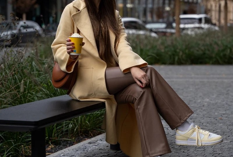 От бомберов до пальто: 12 весенних образов с актуальной верхней одеждой, которые добавят уверенности и стиля