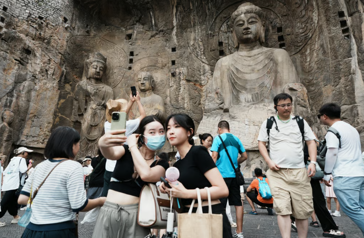 99% фанаток девушки и там пара парней затесалась