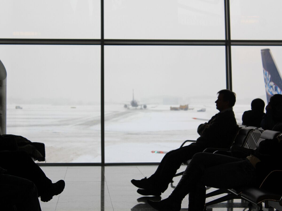    Пассажиры ожидают своих рейсов в зале аэропорта "Шереметьево".© РИА Новости . Сергей Трубицын