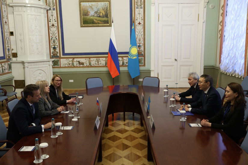    В рамках конференции состоялась встреча Председателя Центральной избирательной комиссии Республики Казахстан Нурлана Абдирова и Председателя Центральной избирательной комиссии Российской Федерации Эллы Памфиловой. Стороны поделились опытом и договорились развивать сотрудничество по всему спектру взаимодействия.