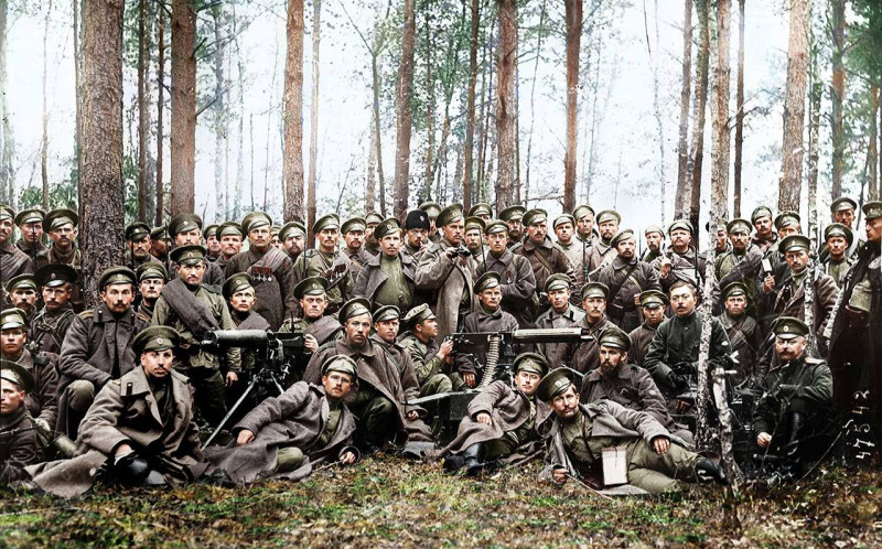 Русская армия в годы Первой мировой войны. В рядах солдат есть награжденные Георгиевскими медалями и орденами
