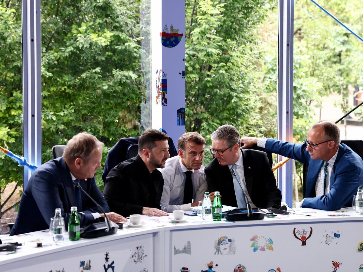    Дональд Туск, Владимир Зеленский, Эмманюэль Макрон и Кир Стармер на саммите Европейского политического сообщества в Тиране. 16 мая 2025© Фото : Simon Dawson / No 10 Downing Street