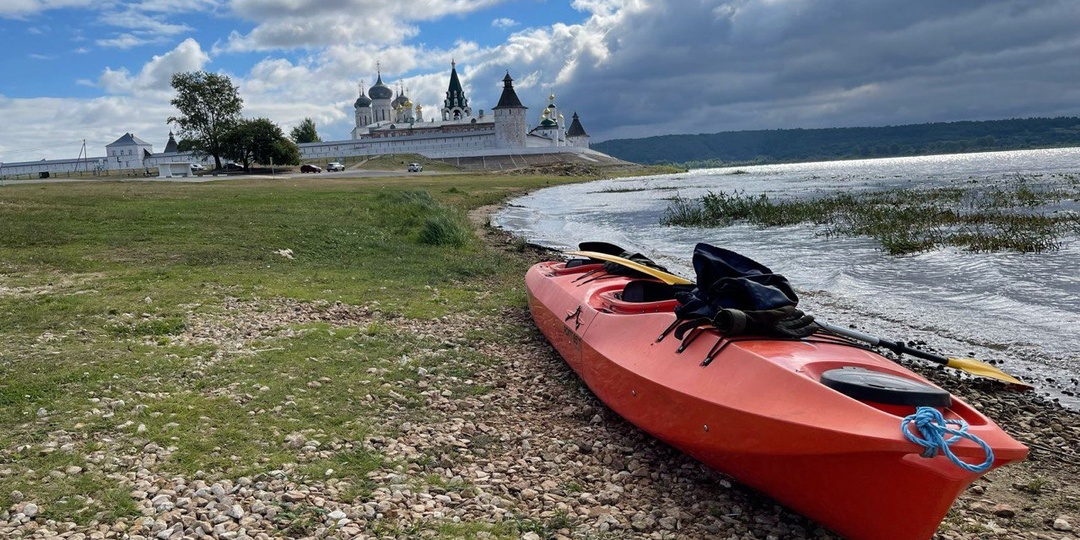 Водная прогулка на каяке в окрестностях Макарьевского монастыря. Сплав на байдарке по реке.
