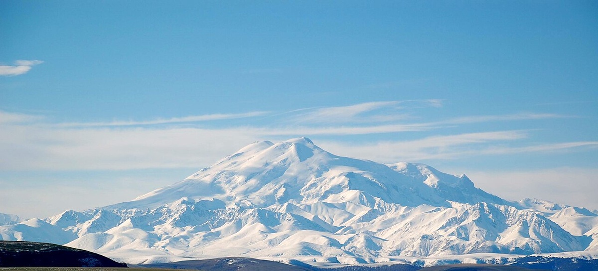 https://upload.wikimedia.org/wikipedia/commons/thumb/8/86/Elbrus_2008.jpg/1280px-Elbrus_2008.jpg