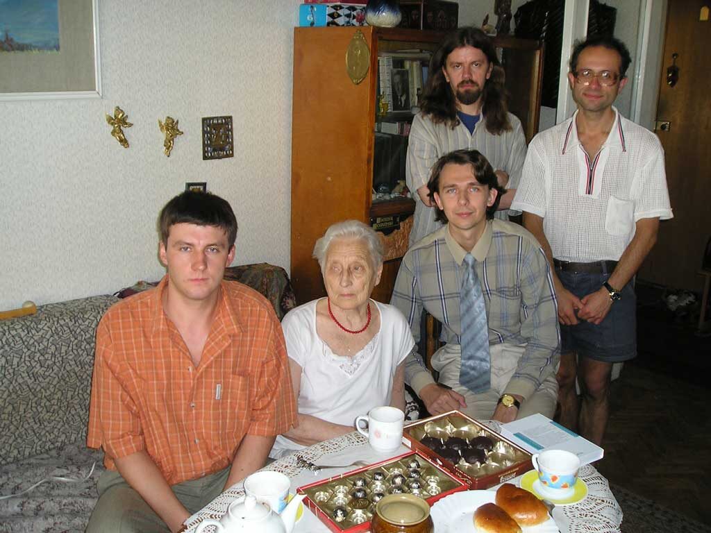23 июля 2004 года.
слева направо: Максим Босой, Алла Андреева, Иван Чудотворцев. В верхнем ряду — Митя Ахтырский и Володя Камский. Еще там был Федор Синельников, он нас фотографировал.