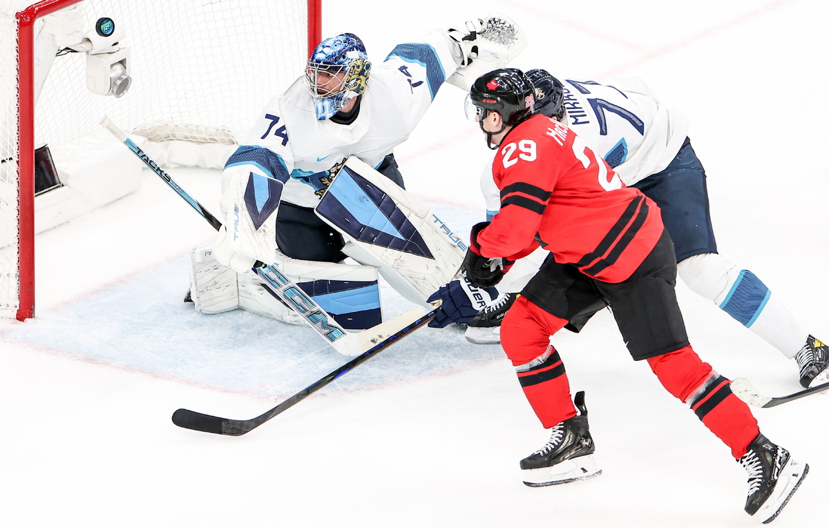    Вратарь сборной Финляндии Юусе Сарос, нападающий сборной Канады Натан Маккиннон и защитник сборной Финляндии Нико Миккола  Петр Ковалев/ТАСС