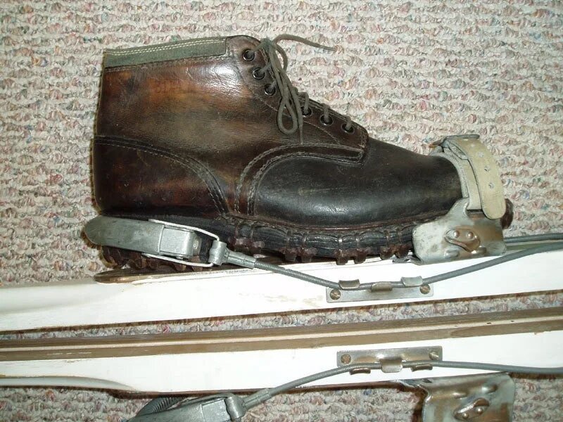 Крепления на лыжах были совсем другими — не с ботинками, а с ремешками.