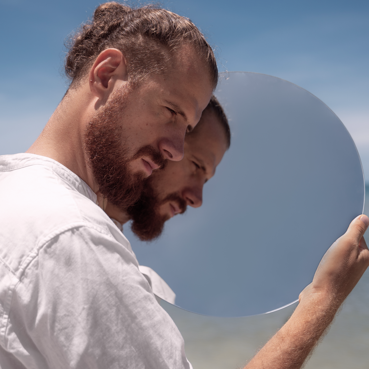 Сознание подобно зеркалу. Если оно в пыли, вы начинаете верить, что это искажение и есть вы сами.