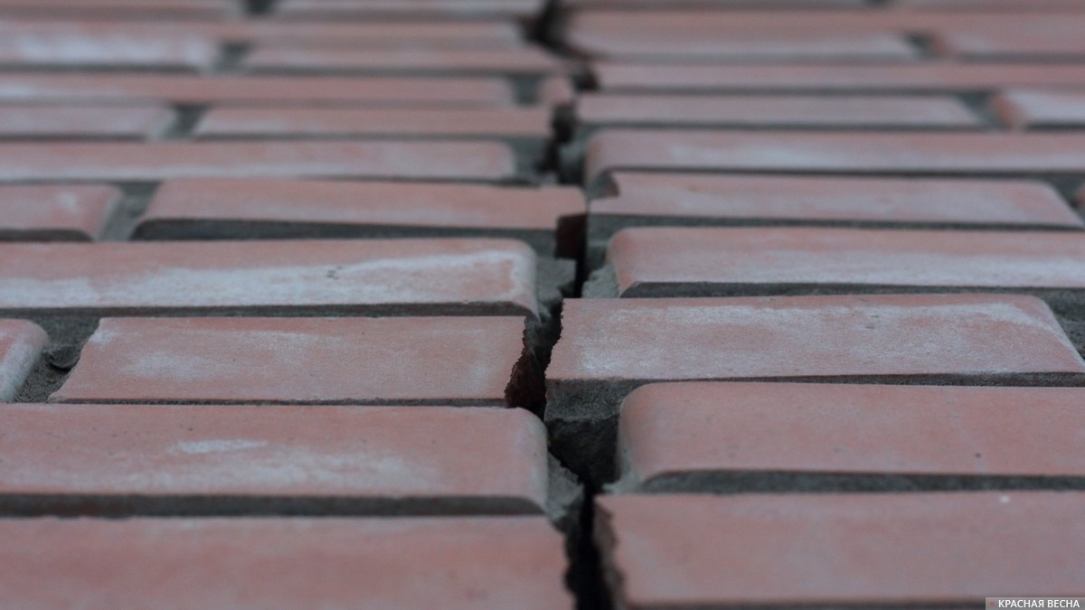     Трещина в стене   
Павел Редин © ИА Красная Весна