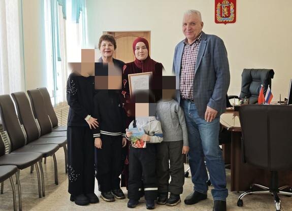    Шикарный подарок от чиновников к 23 февраля «новым россиянам» ценой в 2,6 миллиона: кого на самом деле поздравили слуги народа в Красноярском крае?