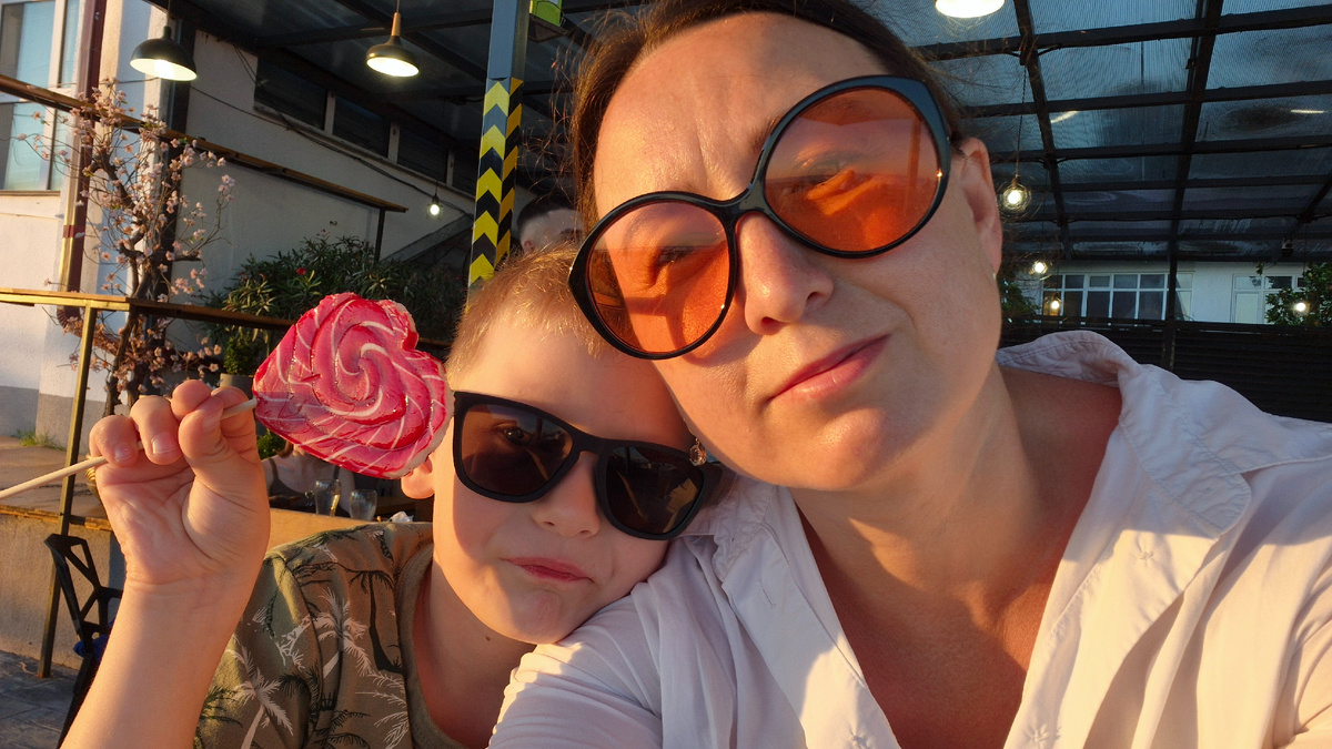 Мы с Захаром на закате на пляже в Адлере, вдвоём. Один из самых тёплых моментов прошлого года...