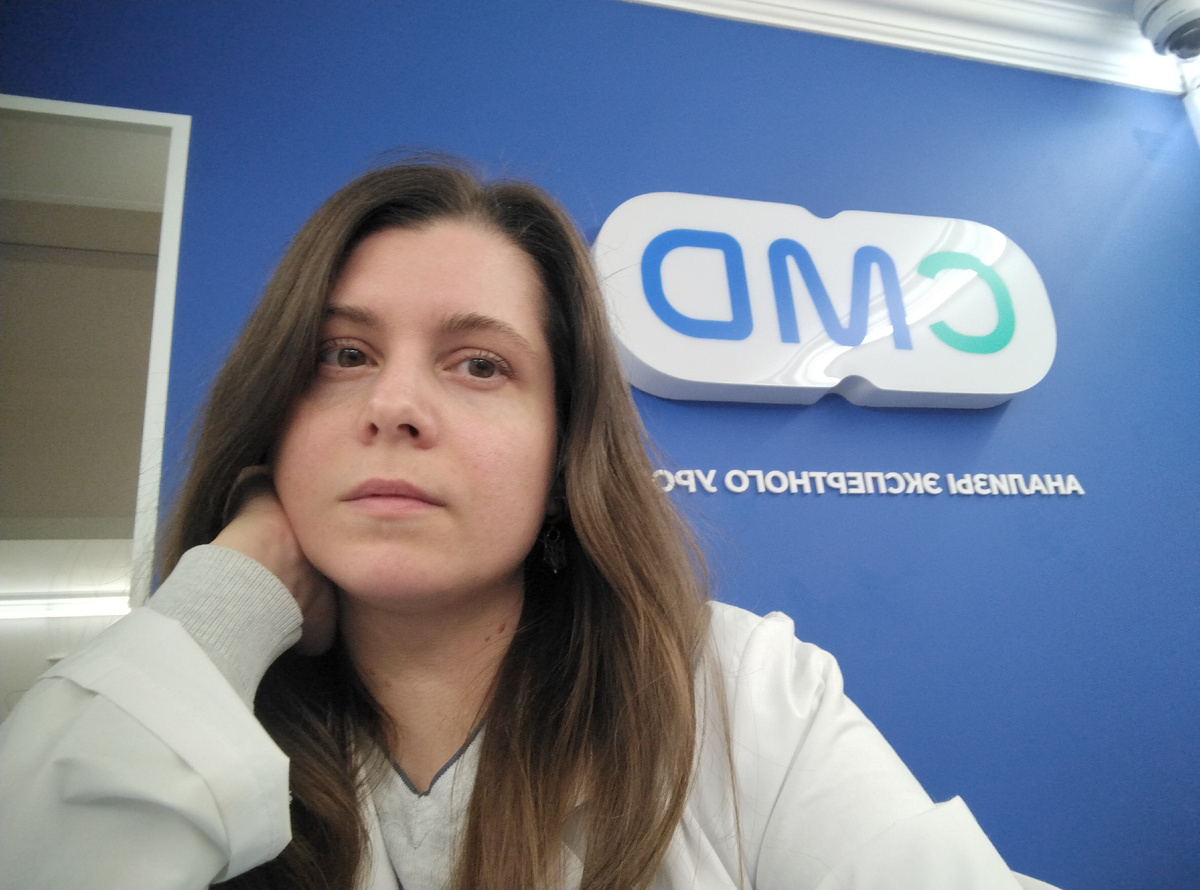 Обязательно приходилось надевать халат. И многие клиенты думали, раз на мне халат, то я врач и смогу им расшифровать любые анализы 😆