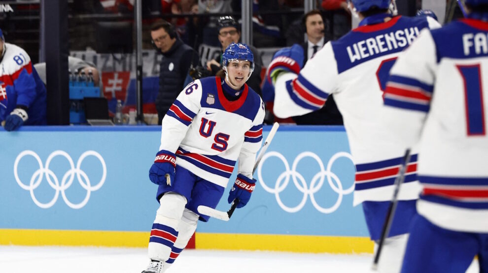    Джек Хьюз забросил пятую шайбу в матче США — Словакия, сделав счет 5:0. Фото: REUTERS