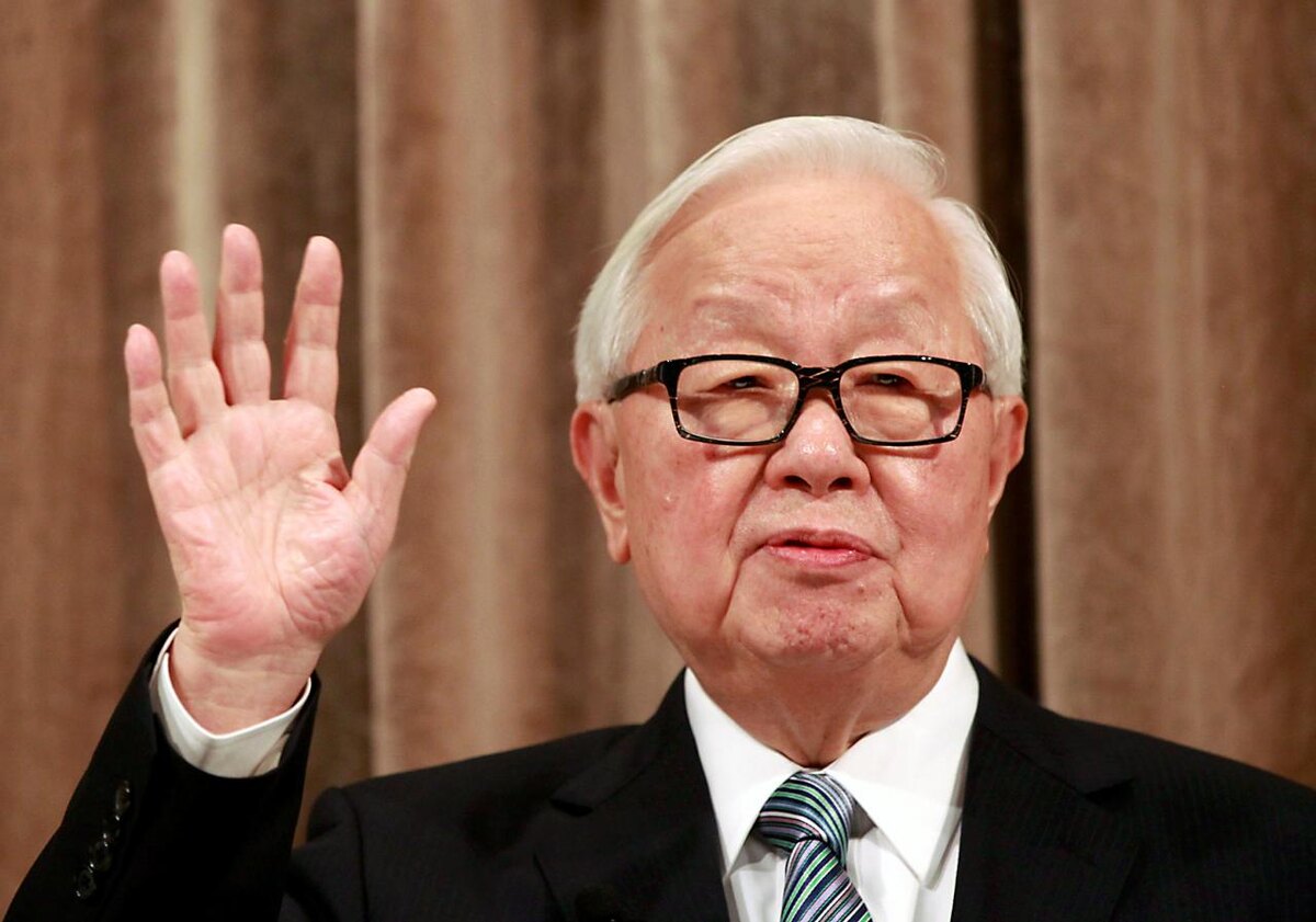 Моррис Чжан (Чанг Чунг-моу) — тайваньский бизнесмен-миллиардер и инженер-электрик, основатель компании Taiwan Semiconductor Manufacturing Company (TSMC). Родился 10 июля 1931 года в Нинбо (провинция Чекиан, Китай).