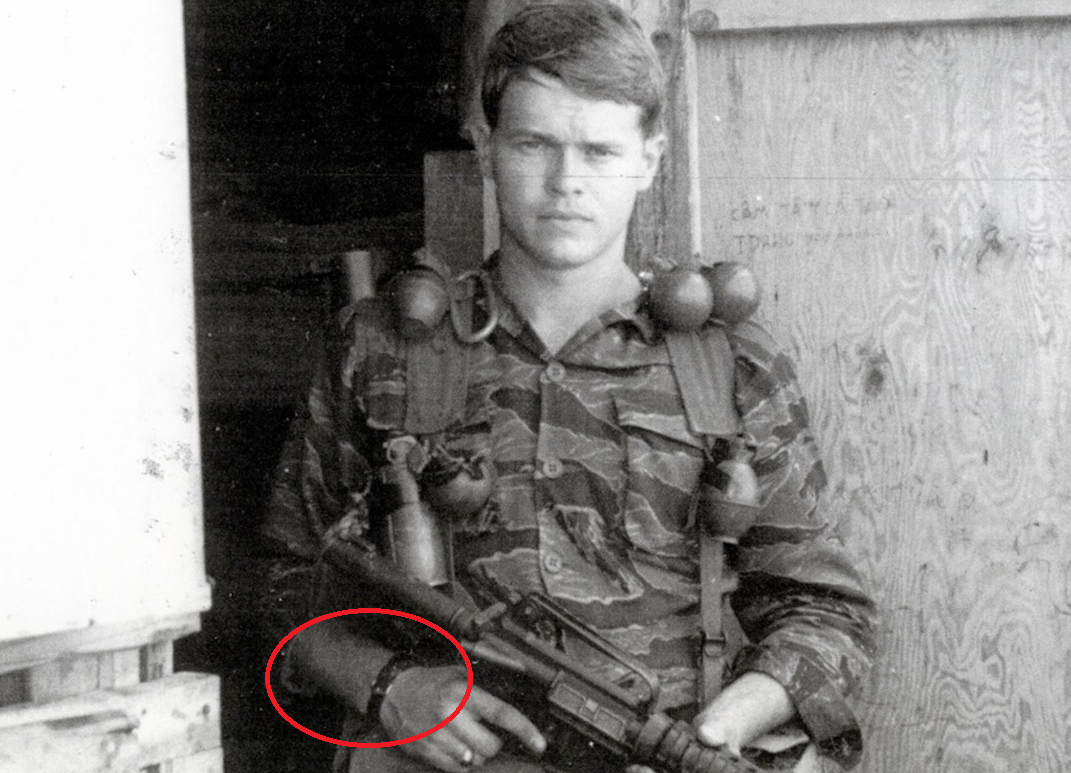 На фото командир группы MACV-SOG Джон Страйкер Мейер (его часы развернуты циферблатом на внутреннюю сторону запястья)
