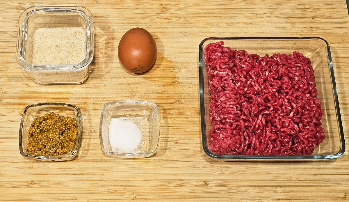 * - добавление зелени петрушки в фарш обогащает вкус мяса, делая котлету более насыщенной и ароматной. К сожалению, сегодня у нас петушки не оказалось, но без неё, в принципе, можно и обойтись.