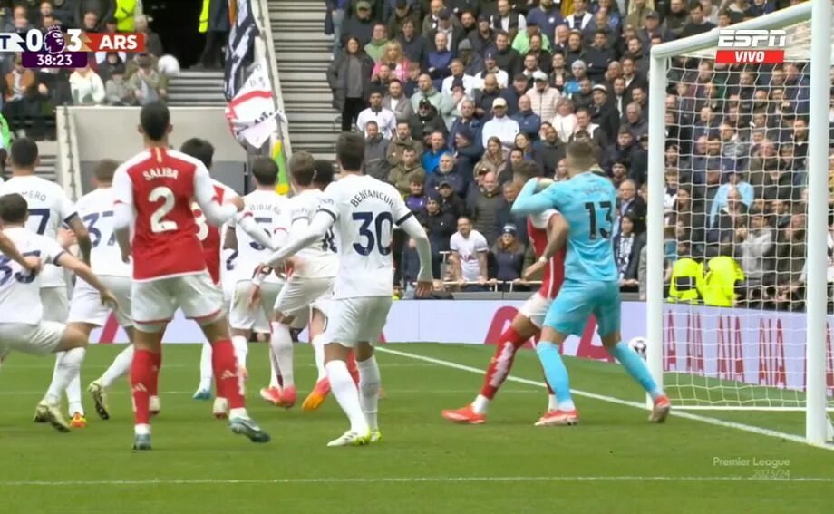 Кадр легендарного противостояния с Тоттенхэмом