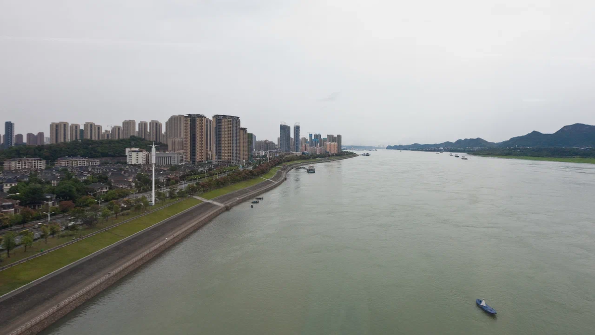 Виды из скоростного поезда на линии Чунцин — Ухань