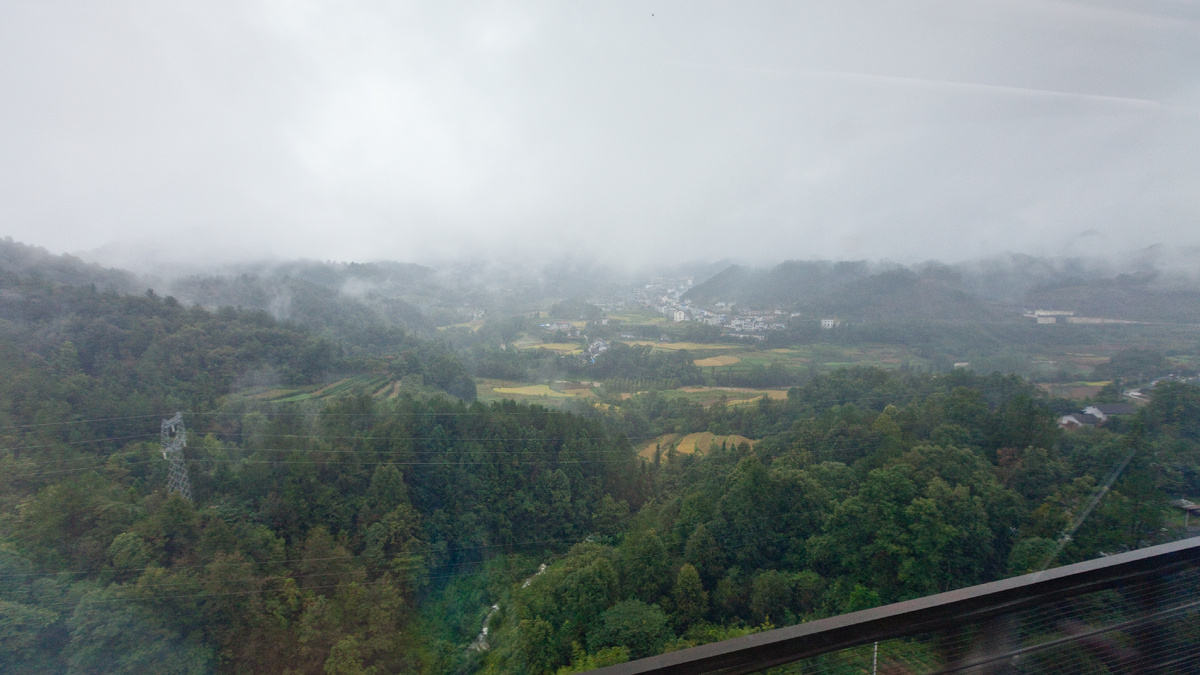 Виды из скоростного поезда на линии Чунцин — Ухань