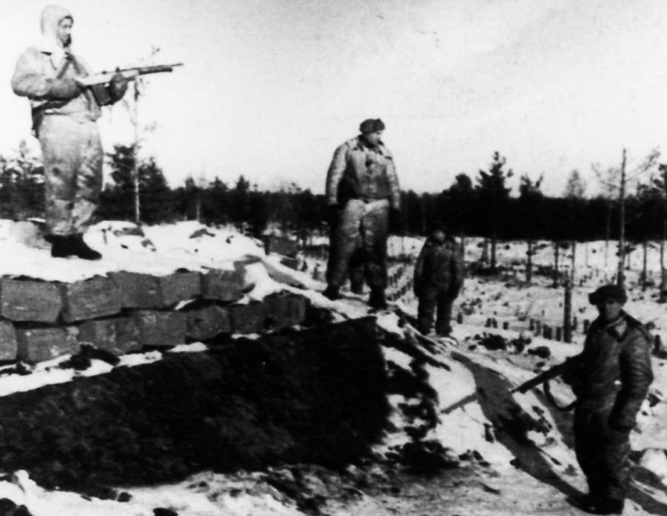 Бойцы берегового отряда сопровождения Балтийского флота осматривают ДОТ Ink6. Бойцы вооружены автоматми Федорова. Фото из книги Ириничева Б. «Финская война. Забытые кадры»