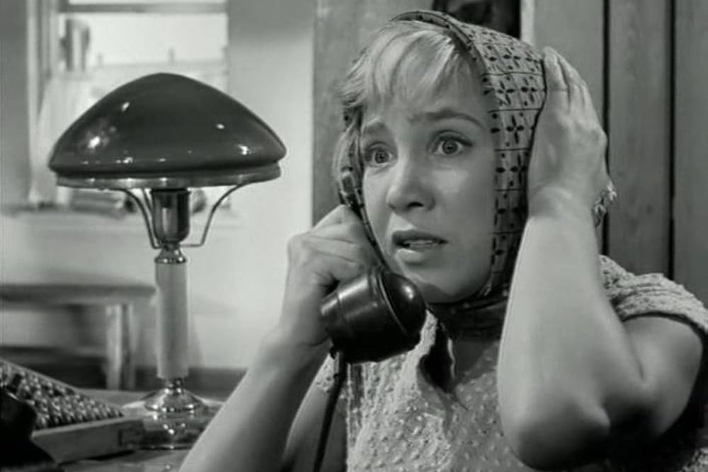 Момент звонка от «службы безопасности» или «следователя». Критическое мышление отключается намертво, и вот вы уже готовы диктовать любые цифры кому угодно, лишь бы вас оставили в покое.