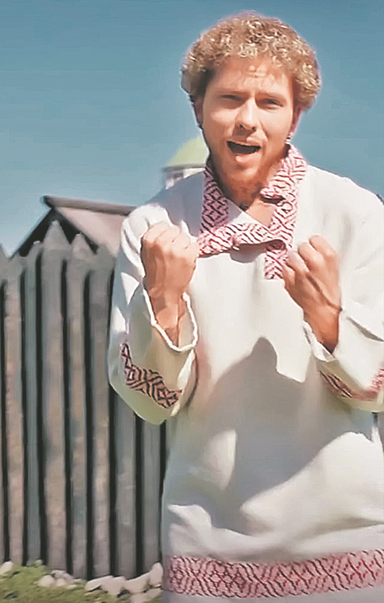    В одном из клипов Илья спел в косоворотке. Фото: личная страница Ильи Никко в социальной сети