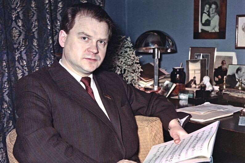 Почему Тихона Хренникова похоронили в палисаднике, а на кладбище запретили