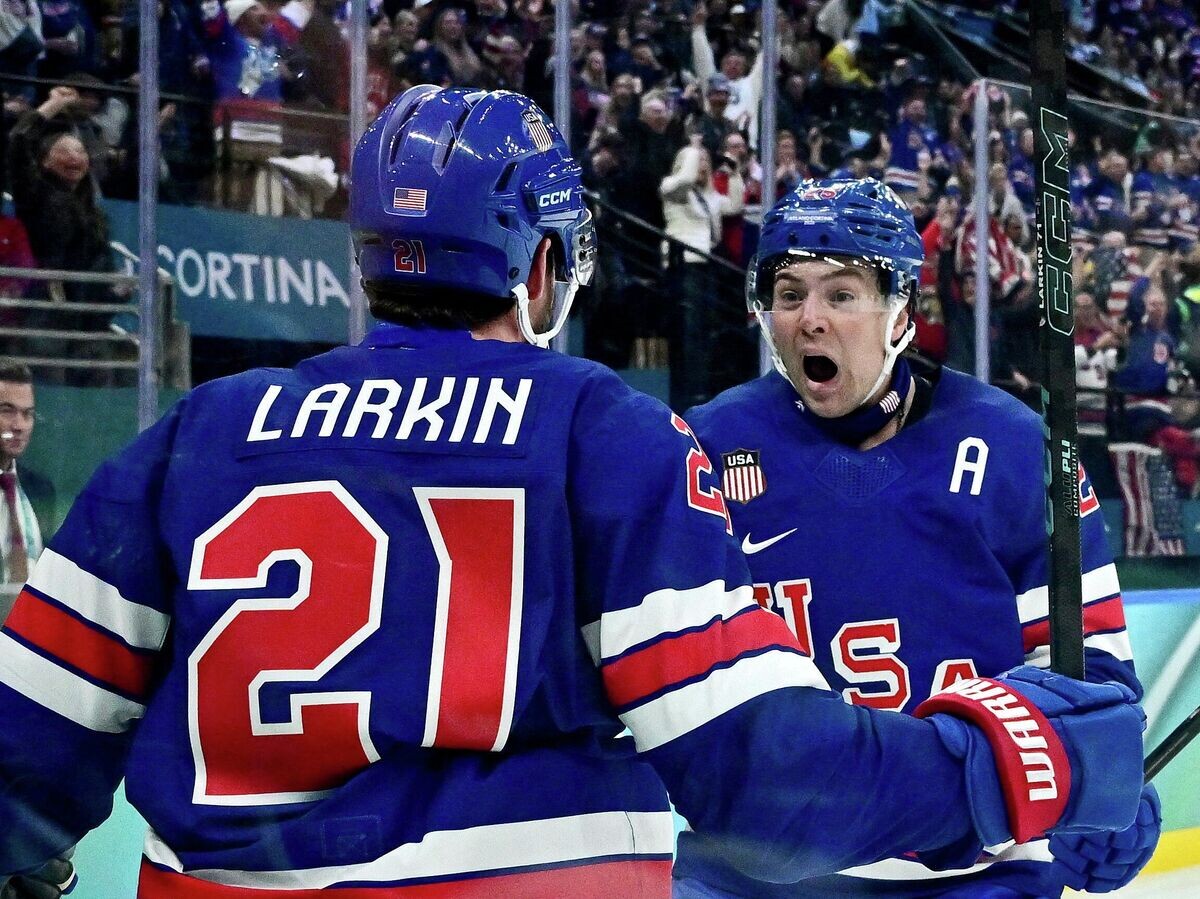    Хоккеист сборной США Дилан Ларкин празднует гол в матче против Швеции на Олимпиаде-2026 | © REUTERS / Marton Monus