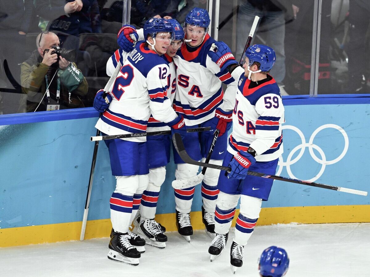    Хоккеисты сборной США празднуют гол в матче против Словакии на Олимпиаде-2026 | © РИА Новости / РИА Новости