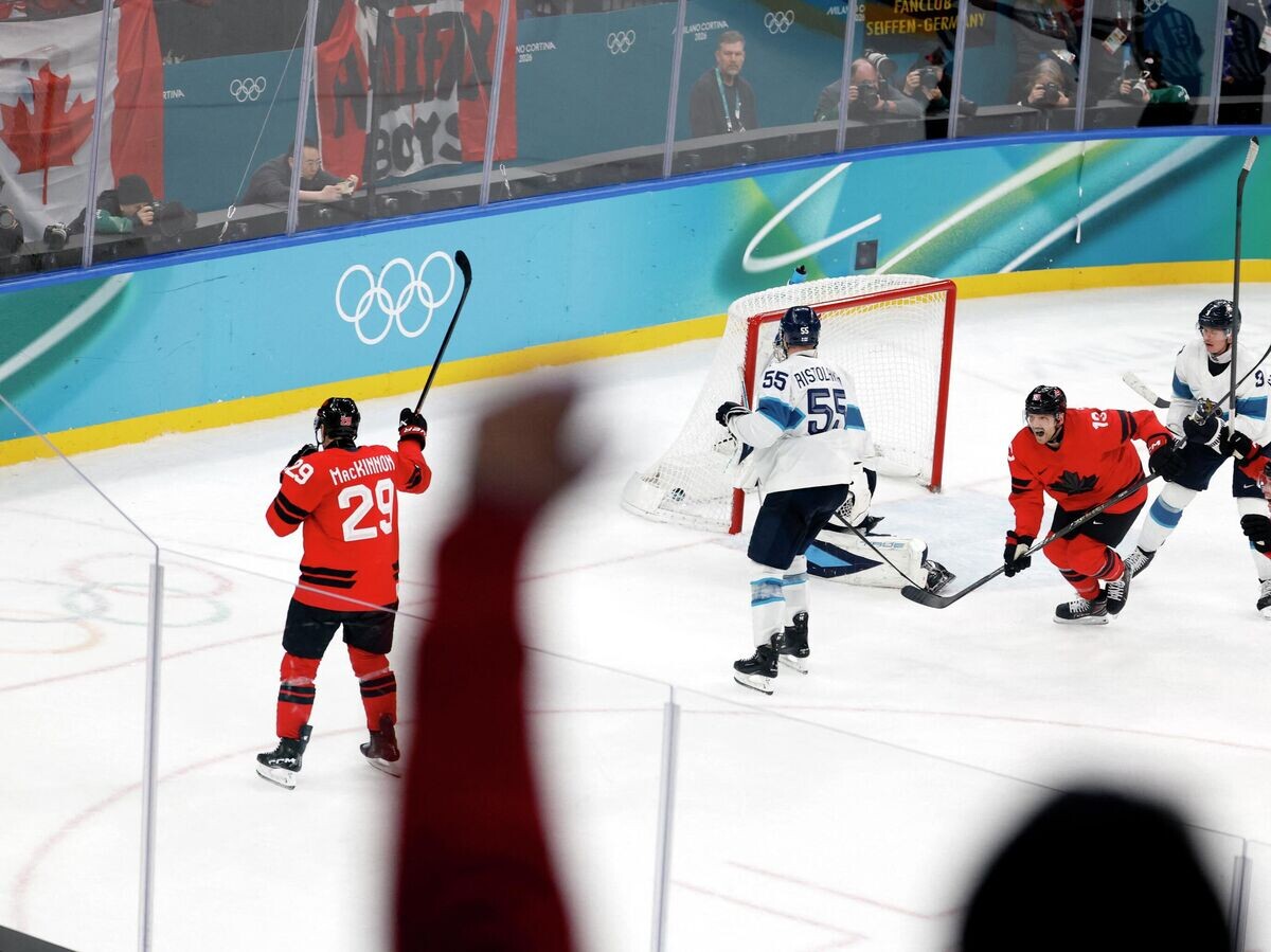    Хоккеисты сборной Канады празднуют гол в матче против Финляндии на Олимпиаде-2026 | © REUTERS / David W Cerny