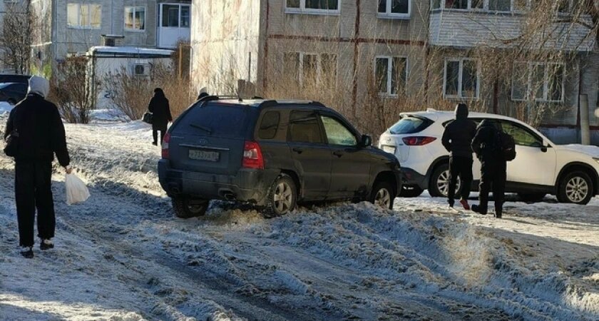 «Глохнут машины, коляски и даже санки»: курганцы жалуются на плохую работу коммунальщиков зимой