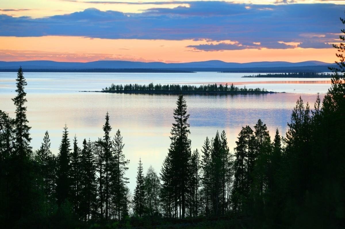 "Остроконечных елей ресницы над голубыми глазами озёр..." — так и звучат здесь в голове эти слова знакомой с детства песни.