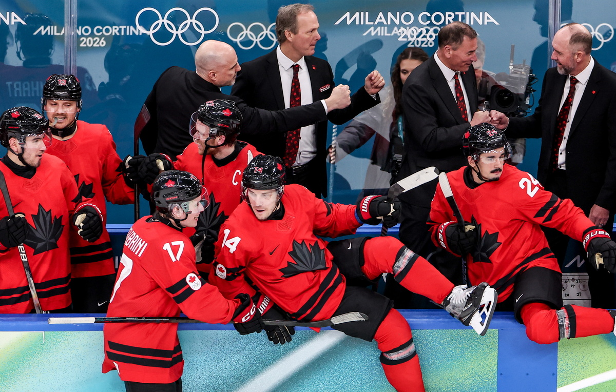    Хоккеисты и тренеры сборной Канады  Петр Ковалев/ТАСС