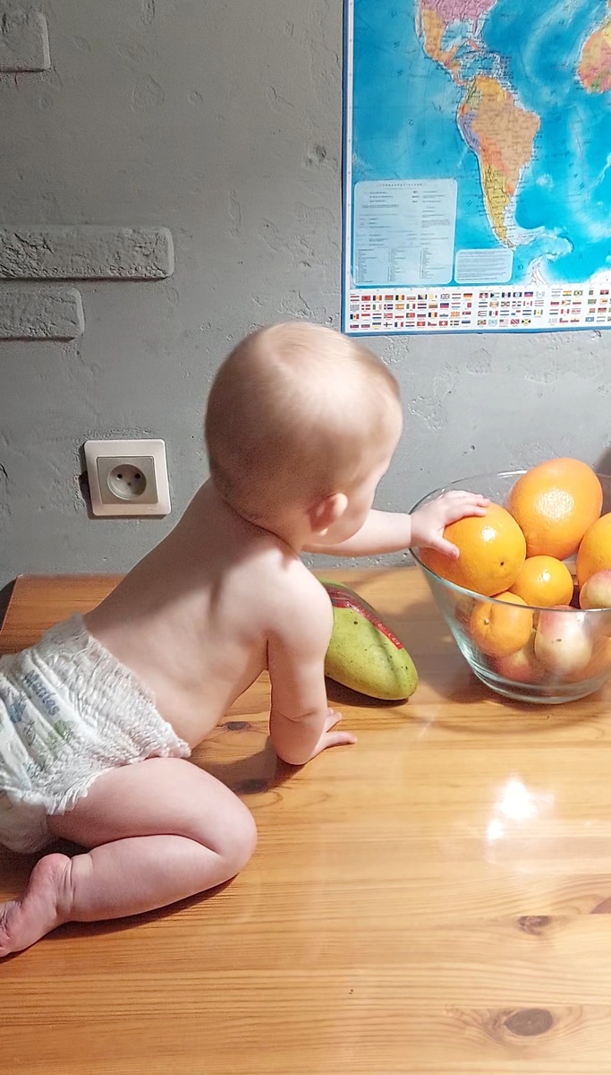 Заболеть я не боюсь – апельсином угощусь, съем полезного плода, буду здоровая всегда 😁