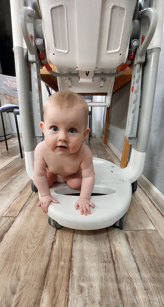 Я только без мамы остаться боюсь, вот и догоняю её по всему дому))). Мама, от меня нигде не спрячешься, даже под столом!