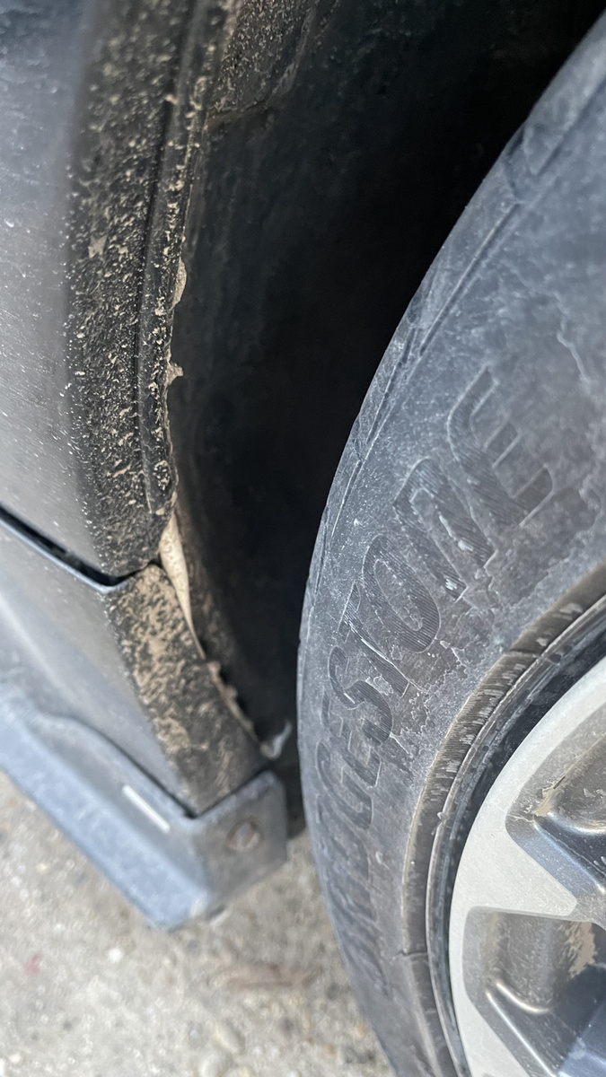 А теперь, что скрывается за этой красотой: телефонный толстый провод белоснежного цвета под подкрылками почти ЧЕРНОЙ машины