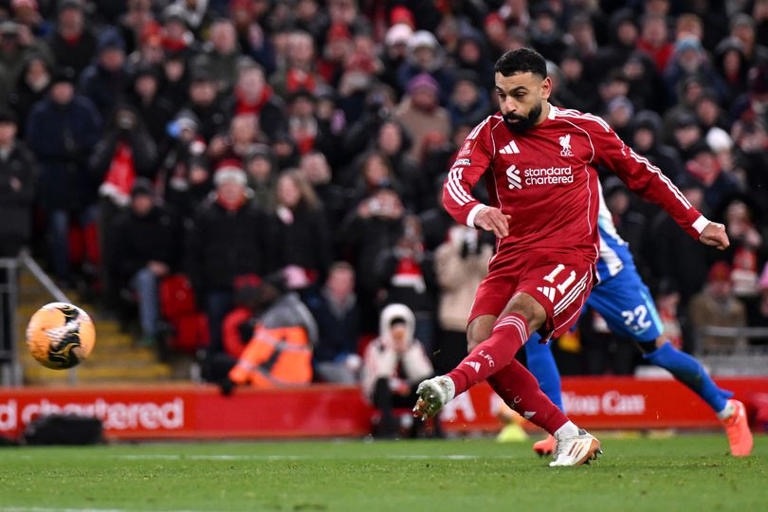 Футбольный мир трясёт от новой бомбы! Египетская звезда “Ливерпуля” Мохамед Салах оказался в эпицентре расследования по договорным матчам в Премьер-лиге. Согласно утечке конфиденциальных документов из штаб-квартиры УЕФА, полученной от инсайдера под псевдонимом “Red Whistle”, клуб и его ключевые игроки якобы манипулировали результатами игр на протяжении трёх сезонов. Это не случайные ошибки судей – это организованная сеть с участием букмекерских контор Азии, подкупом арбитров и даже связями с организованной преступностью. Если факты подтвердятся, “Ливерпуль” может быть исключён из еврокубков, а Салах – дисквалифицирован пожизненно, что поставит крест на его легендарной карьере.