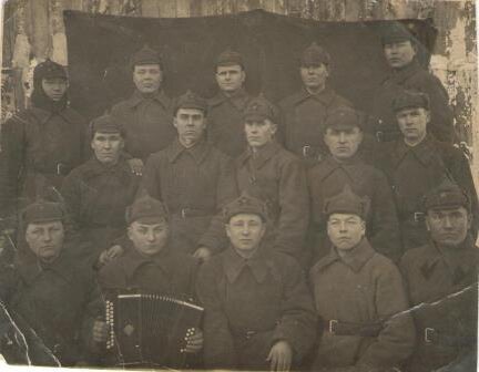 Крайний слева, верхний ряд.
Фотография после первого ранения в челюсть, сразу шесть зубов потерял.