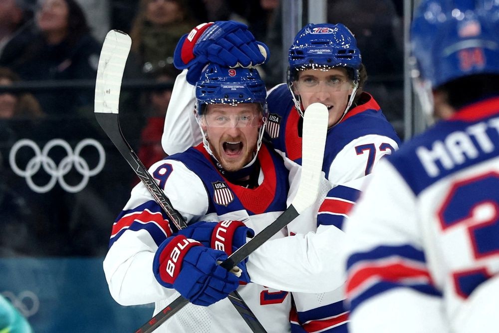    Американский хоккеист Таге Томпсон с товарищами по команде радуется второму забитому голу. / REUTERS