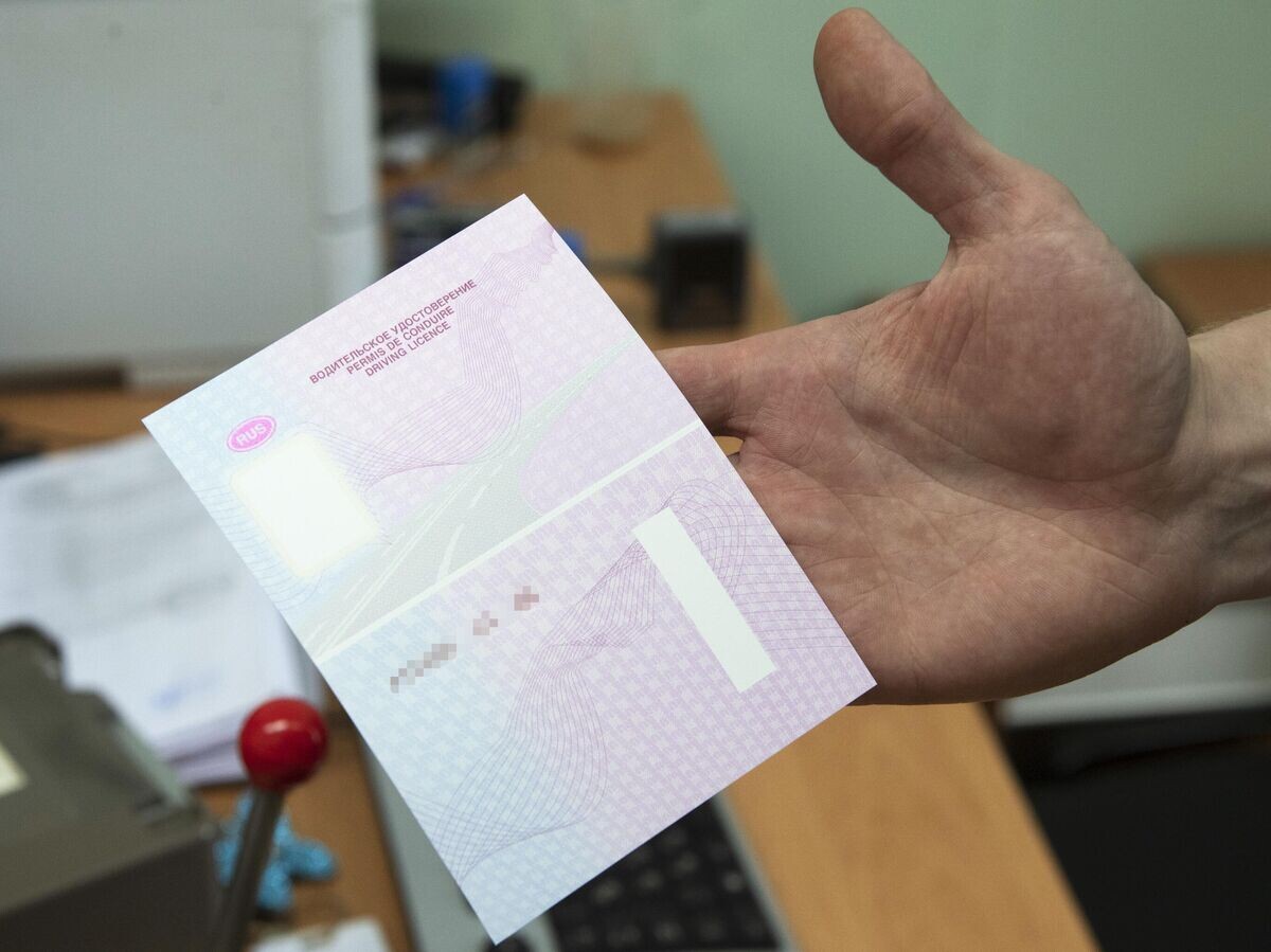    Бланк водительского удостоверения нового образца (с переводом названия документа на английский и французский языки) | © РИА Новости / Илья Питалев