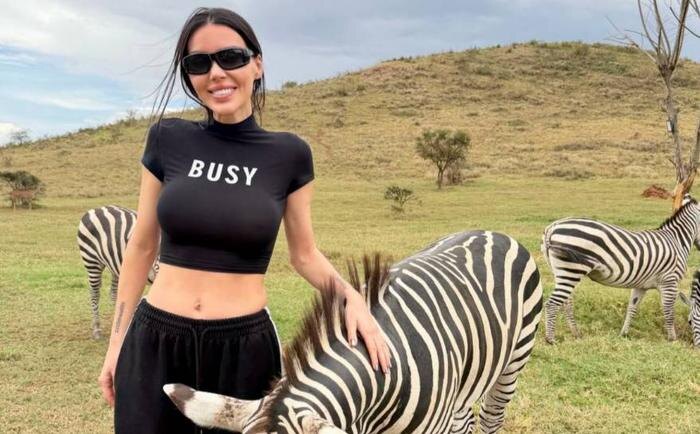 Самойлова в Африке. Обложка © Telegram / Samoylovaoxana