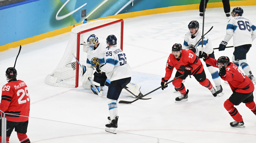     Натан Маккиннон забрасывает решающую шайбу в ворота сборной Финляндии  Federico Manoni/NurPhoto via Getty Images