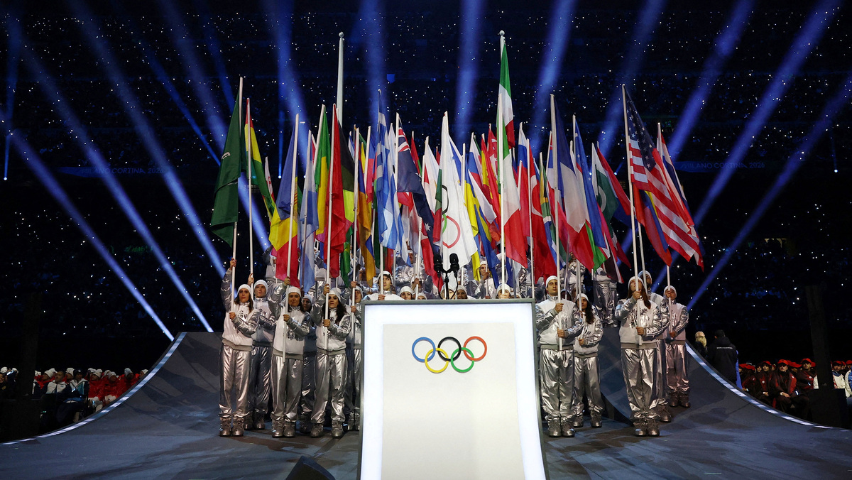    Италия Милан Олимпиада 2026 открытие флаги (фото: AP)