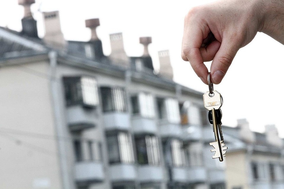    Слуцкий предложил предоставлять вне очереди жильё семьям погибших военнослужащих. Виктор ГИЛИЦКИЙ