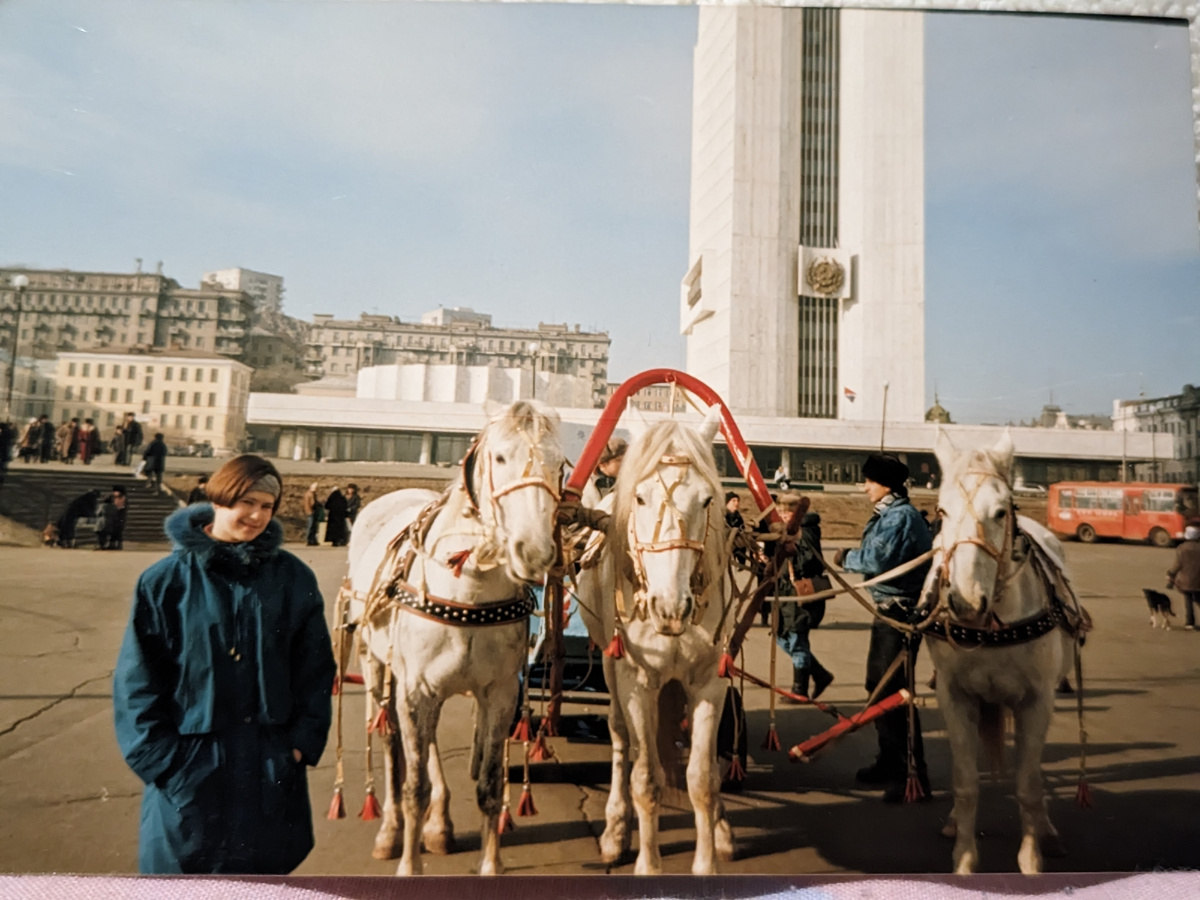 31 декабря 1997 года, фото из моего архива. Снега нет, лишь тройка белых коней на площади Борцов революции пытается убедить нас, что зима в разгаре.